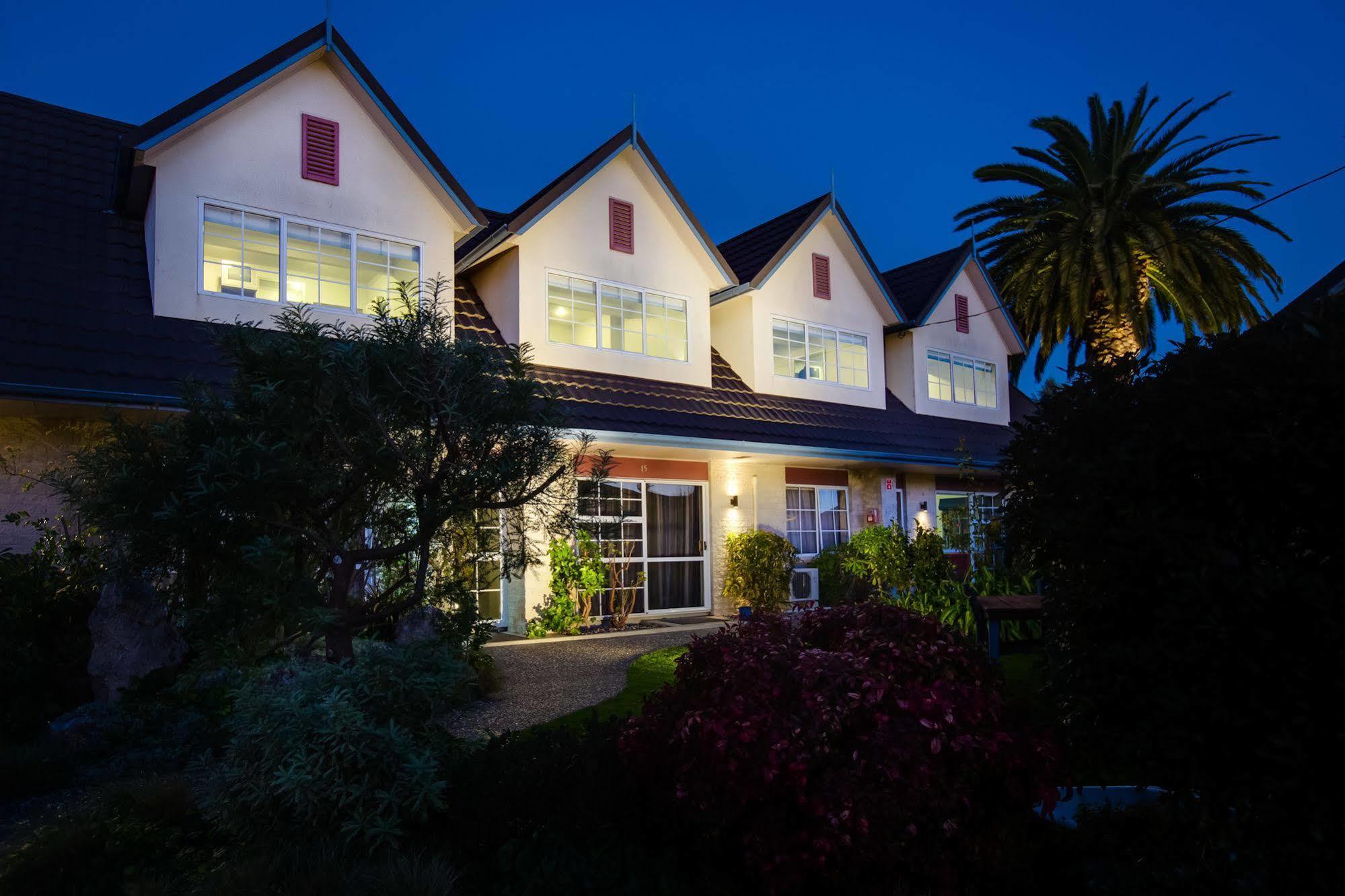 Asure Colonial Motel 4*